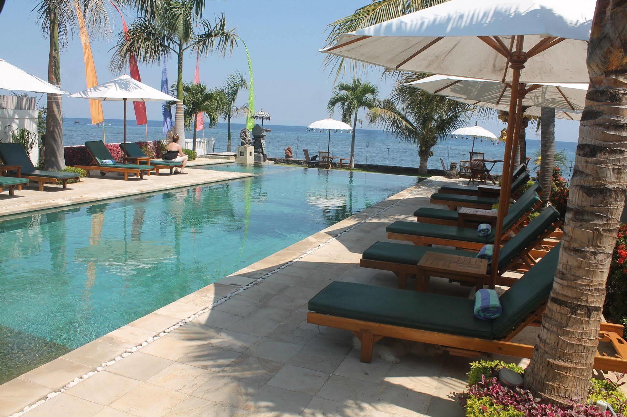 Kelapa Lovina Beach Villa Exterior photo
