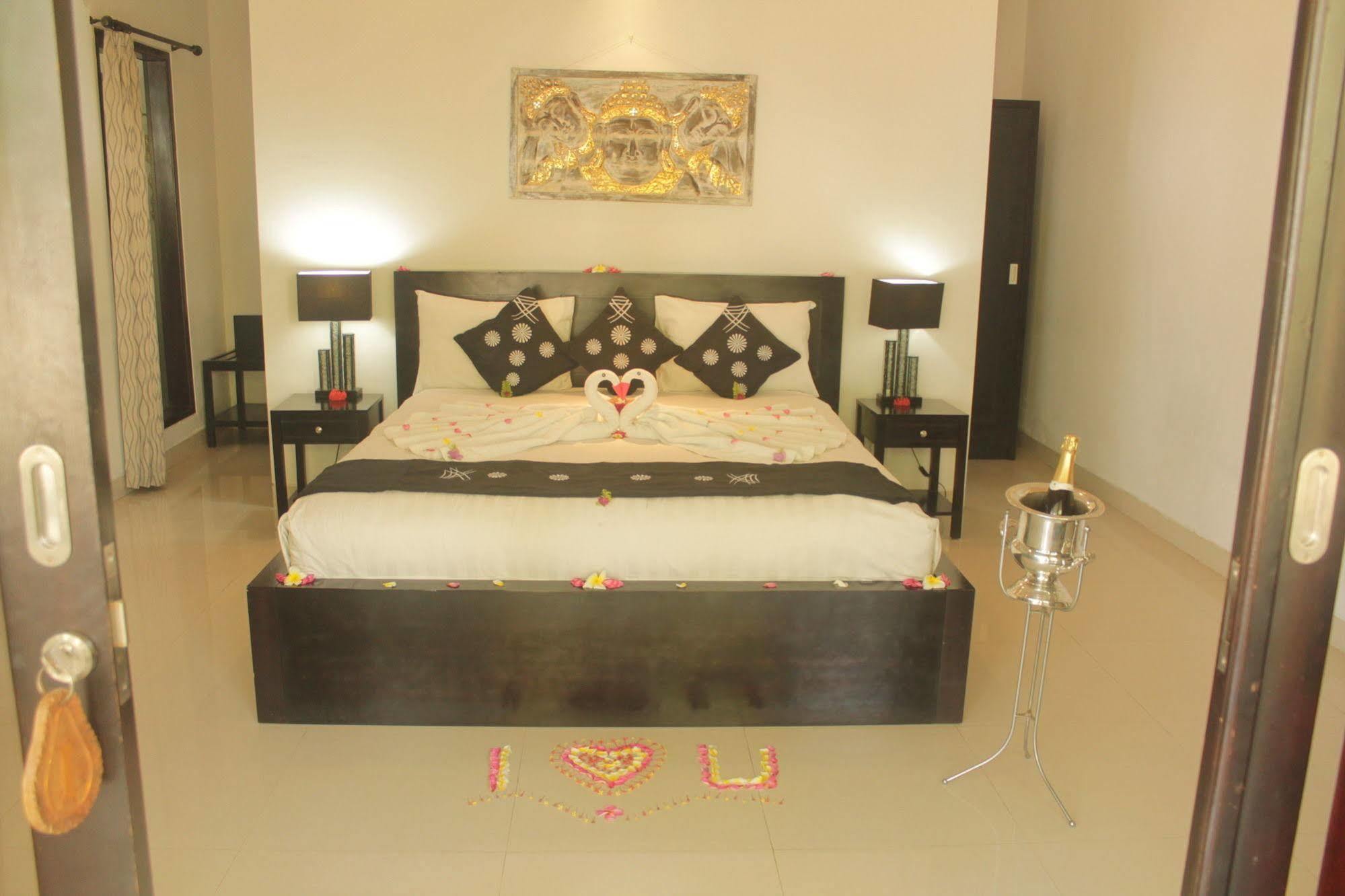 Kelapa Lovina Beach Villa Exterior photo